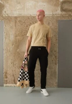 Fila BRAIVES PANTS - Jogginghose - Black 10 Fila BRAIVES PANTS - Jogginghose - Black -Fila Verkaufe 39c41d7d6bd64f2c8f7b1b72e71e1528