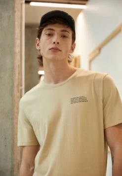 Fila BORNE REGULAR GRAPHIC TEE - T-Shirt Print - Fields Of Rye