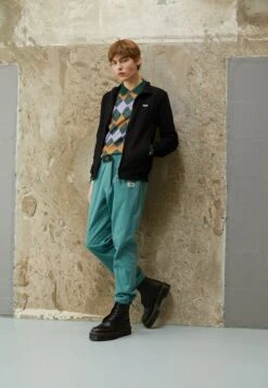 Fila BAHRENBORSTEL TRACK JACKET - Sweatjacke - Black 10 Fila BAHRENBORSTEL TRACK JACKET - Sweatjacke - Black -Fila Verkaufe 9d7029b424944b7189b241cfc405fb7f