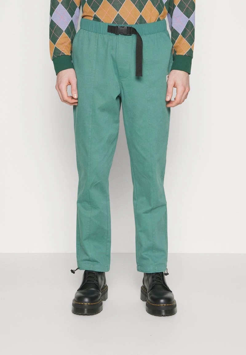 Fila TANTOW PANTS - Stoffhose - Blue Spruce 6 Fila TANTOW PANTS - Stoffhose - Blue Spruce – Bild 4