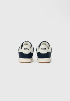 Fila BOLDBAY - Trainers - Navy/marshmallow -Fila Verkaufe c40ea1c5a6b3420fae9ae568f92bb56d