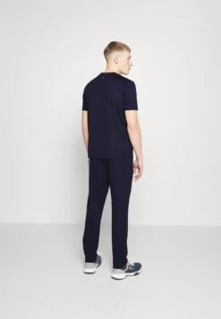 Fila PANTS ETHAN - Jogginghose - Navy -Fila Verkaufe c5a3d3ef85c24d639dff2b966094869f