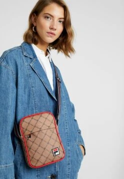 Fila REPORTER BAG - Umhängetasche - Allover Rhubarb/vineyard Wine -Fila Verkaufe dd5e4b77dca14a4a8ffa189f1202dab6