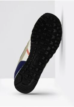 Fila FOOTWEAR RETRONIQUE - Sneaker Low - Antique White -Fila Verkaufe dd96f82632ef42e89bb557514b4601ee