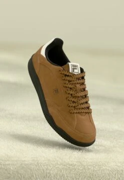 Fila SLANTSHOT - Trainers - Chipmunk/black